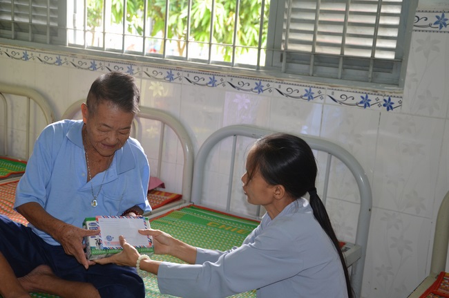 Tặng quà tại Trung tâm bảo trợ xã  hội Chánh Phú Hòa