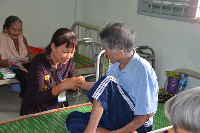 Tặng quà tại Trung tâm bảo trợ xã  hội Chánh Phú Hòa