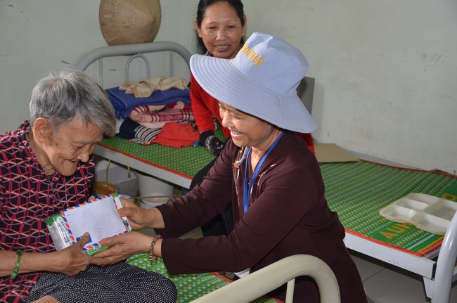 Tặng quà tại Trung tâm bảo trợ xã  hội Chánh Phú Hòa