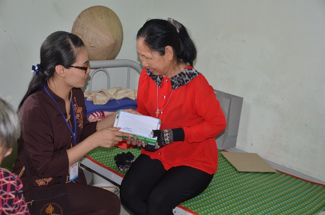 Tặng quà tại Trung tâm bảo trợ xã  hội Chánh Phú Hòa