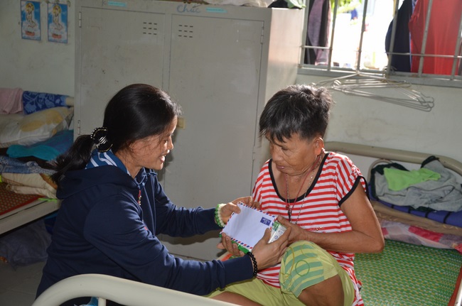 Tặng quà tại Trung tâm bảo trợ xã  hội Chánh Phú Hòa