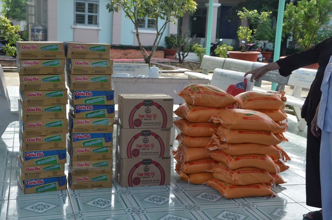 Tặng quà tại Trung tâm bảo trợ xã  hội Chánh Phú Hòa