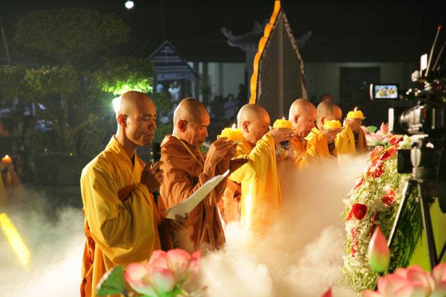 Lung linh đêm Di Đà 2018
