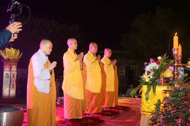 Chùa Đống Cao: Đêm hội hoa đăng kỷ niệm đức Từ Phụ A-di-đà