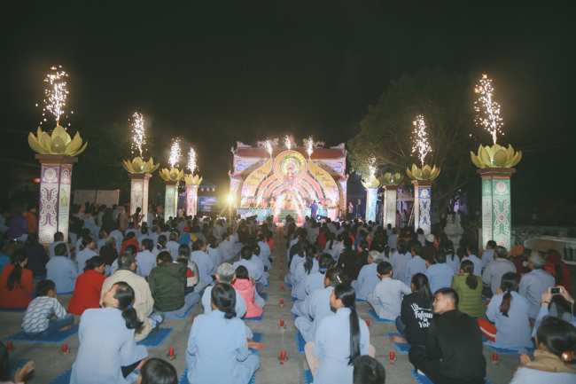 Chùa Đống Cao: Đêm hội hoa đăng kỷ niệm đức Từ Phụ A-di-đà