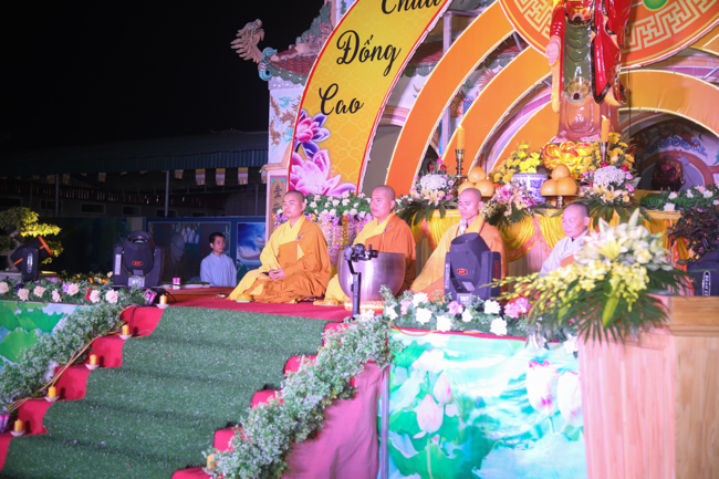 Chùa Đống Cao: Đêm hội hoa đăng kỷ niệm đức Từ Phụ A-di-đà