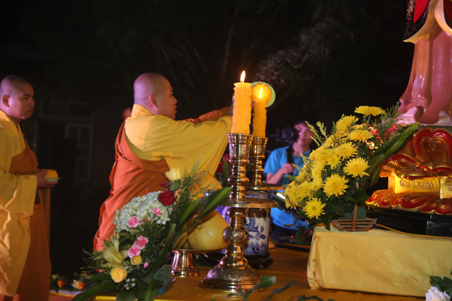 Chùa Đống Cao: Đêm hội hoa đăng kỷ niệm đức Từ Phụ A-di-đà