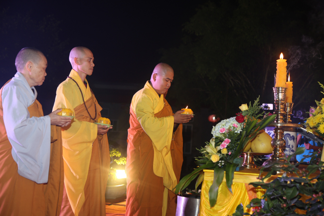 Chùa Đống Cao: Đêm hội hoa đăng kỷ niệm đức Từ Phụ A-di-đà