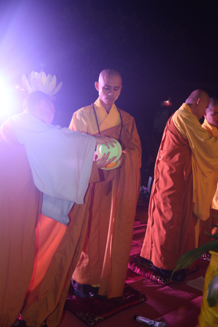 Chùa Đống Cao: Đêm hội hoa đăng kỷ niệm đức Từ Phụ A-di-đà