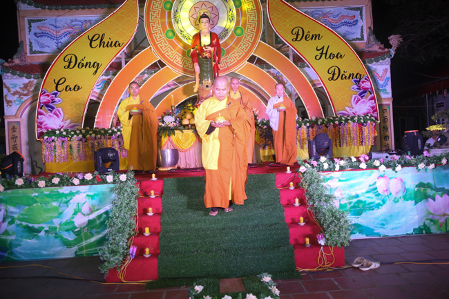 Chùa Đống Cao: Đêm hội hoa đăng kỷ niệm đức Từ Phụ A-di-đà