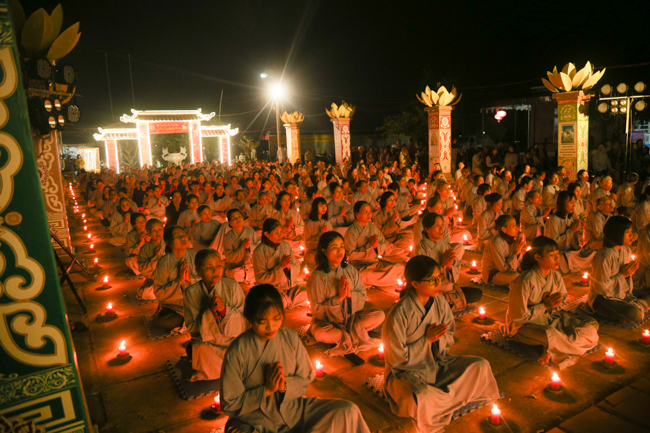 Chùa Đống Cao: Đêm hội hoa đăng kỷ niệm đức Từ Phụ A-di-đà