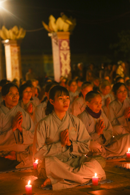 Chùa Đống Cao: Đêm hội hoa đăng kỷ niệm đức Từ Phụ A-di-đà