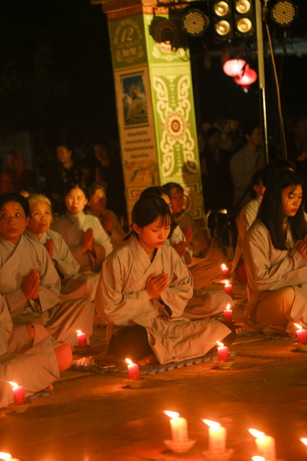 Chùa Đống Cao: Đêm hội hoa đăng kỷ niệm đức Từ Phụ A-di-đà