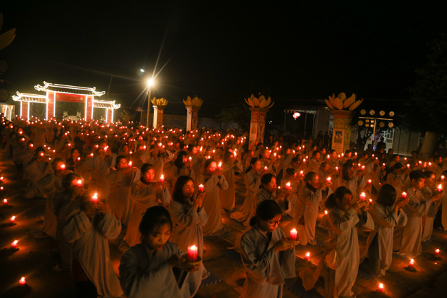 Chùa Đống Cao: Đêm hội hoa đăng kỷ niệm đức Từ Phụ A-di-đà