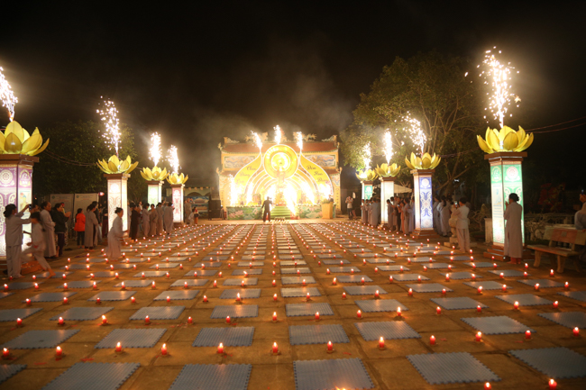 Chùa Đống Cao: Đêm hội hoa đăng kỷ niệm đức Từ Phụ A-di-đà