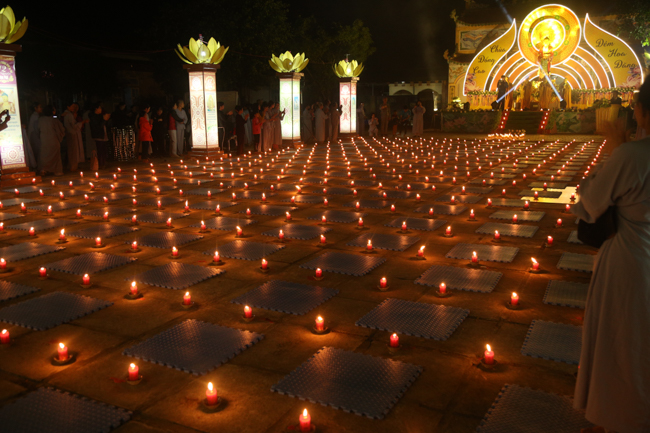 Chùa Đống Cao: Đêm hội hoa đăng kỷ niệm đức Từ Phụ A-di-đà