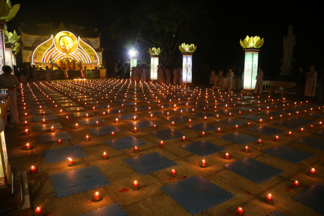 Chùa Đống Cao: Đêm hội hoa đăng kỷ niệm đức Từ Phụ A-di-đà
