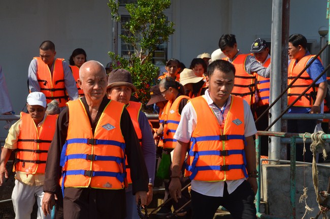 The Founder 's death anniversary at Quang Duc Pagoda and freeing creatures in Can Tho Province