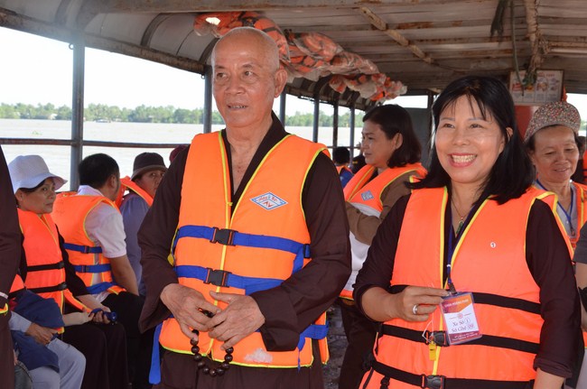 The Founder 's death anniversary at Quang Duc Pagoda and freeing creatures in Can Tho Province