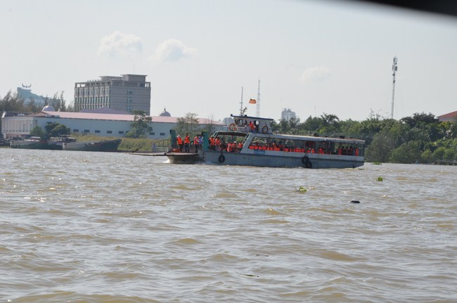 The Founder 's death anniversary at Quang Duc Pagoda and freeing creatures in Can Tho Province