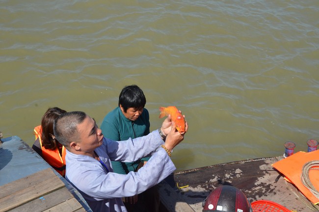 The Founder 's death anniversary at Quang Duc Pagoda and freeing creatures in Can Tho Province