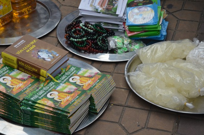 The Founder 's death anniversary at Quang Duc Pagoda and freeing creatures in Can Tho Province