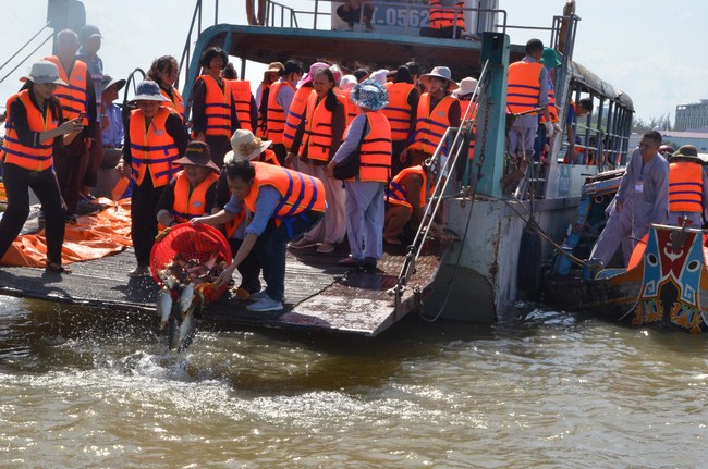 The Founder 's death anniversary at Quang Duc Pagoda and freeing creatures in Can Tho Province