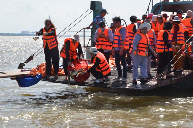 The Founder 's death anniversary at Quang Duc Pagoda and freeing creatures in Can Tho Province