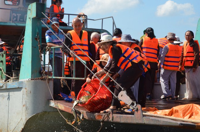 The Founder 's death anniversary at Quang Duc Pagoda and freeing creatures in Can Tho Province
