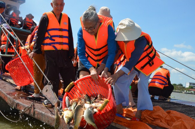 The Founder 's death anniversary at Quang Duc Pagoda and freeing creatures in Can Tho Province