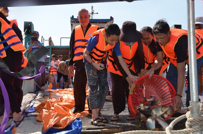 The Founder 's death anniversary at Quang Duc Pagoda and freeing creatures in Can Tho Province
