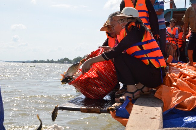 The Founder 's death anniversary at Quang Duc Pagoda and freeing creatures in Can Tho Province