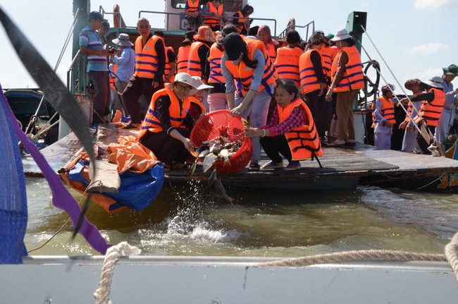 The Founder 's death anniversary at Quang Duc Pagoda and freeing creatures in Can Tho Province