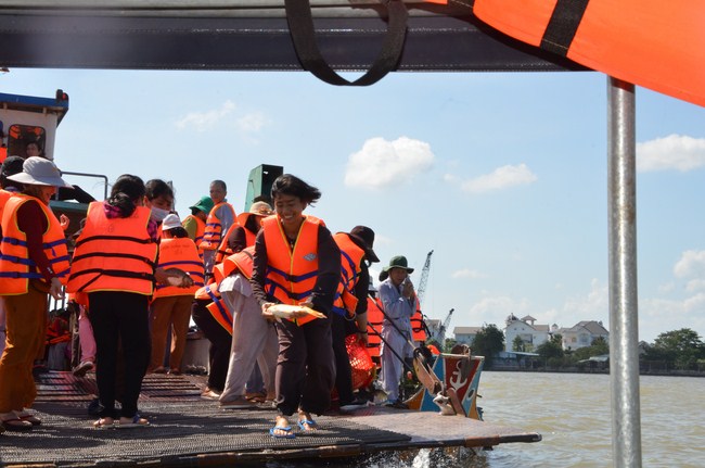 The Founder 's death anniversary at Quang Duc Pagoda and freeing creatures in Can Tho Province