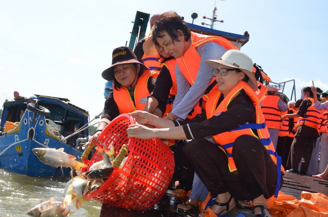 The Founder 's death anniversary at Quang Duc Pagoda and freeing creatures in Can Tho Province