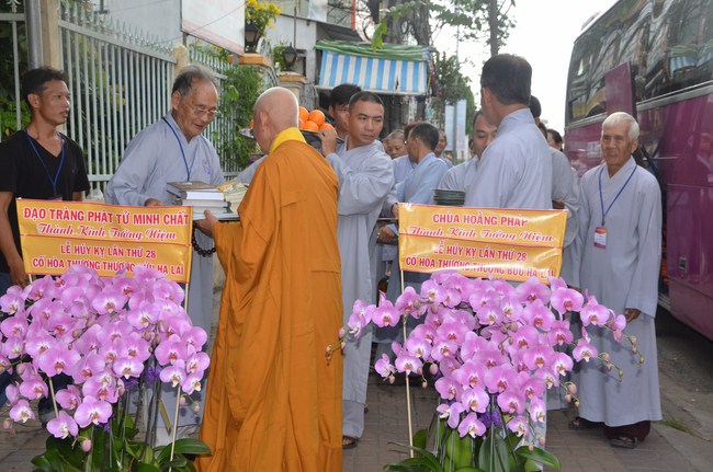 The Founder 's death anniversary at Quang Duc Pagoda and freeing creatures in Can Tho Province