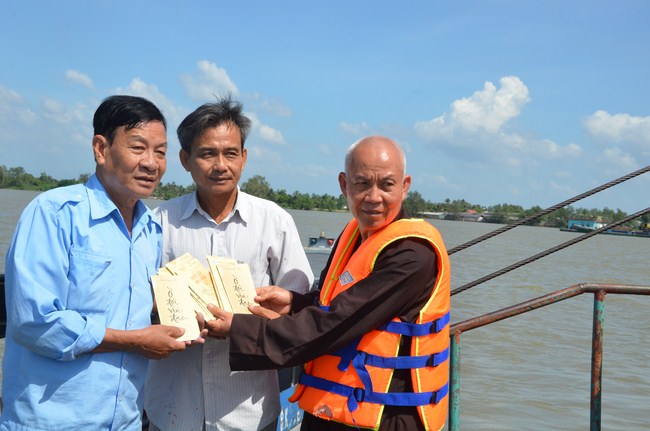 The Founder 's death anniversary at Quang Duc Pagoda and freeing creatures in Can Tho Province