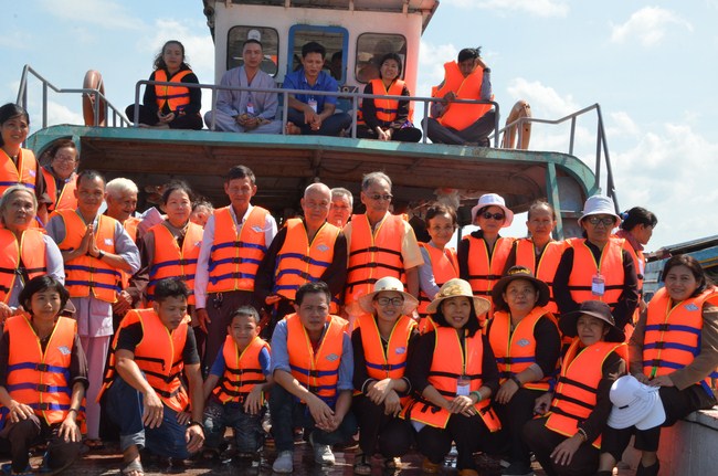 The Founder 's death anniversary at Quang Duc Pagoda and freeing creatures in Can Tho Province