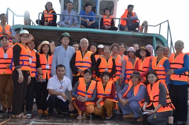 The Founder 's death anniversary at Quang Duc Pagoda and freeing creatures in Can Tho Province