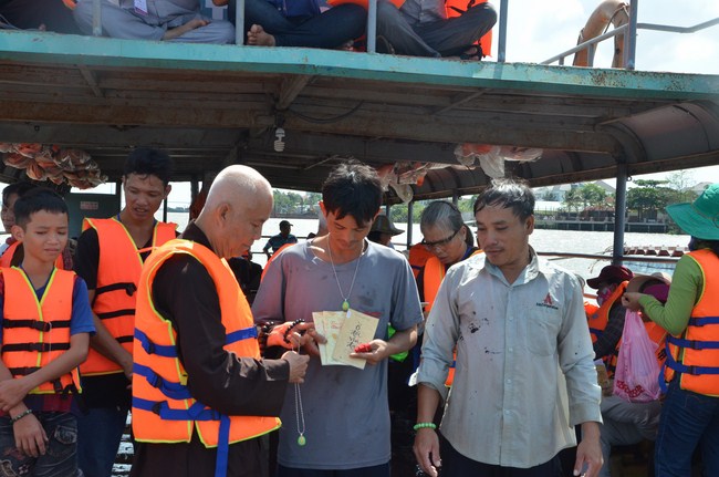 The Founder 's death anniversary at Quang Duc Pagoda and freeing creatures in Can Tho Province