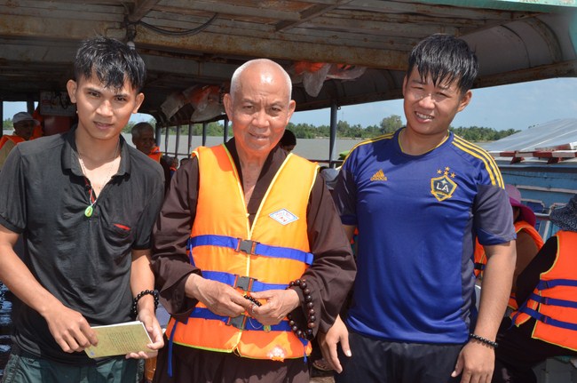 The Founder 's death anniversary at Quang Duc Pagoda and freeing creatures in Can Tho Province