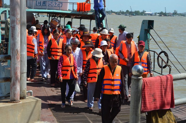 The Founder 's death anniversary at Quang Duc Pagoda and freeing creatures in Can Tho Province