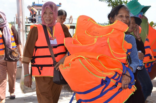 The Founder 's death anniversary at Quang Duc Pagoda and freeing creatures in Can Tho Province