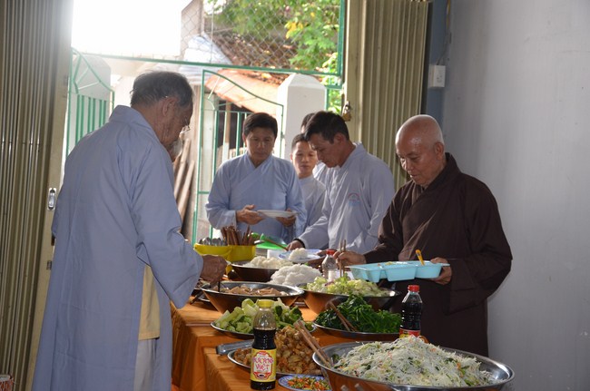 The Founder 's death anniversary at Quang Duc Pagoda and freeing creatures in Can Tho Province