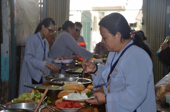 The Founder 's death anniversary at Quang Duc Pagoda and freeing creatures in Can Tho Province