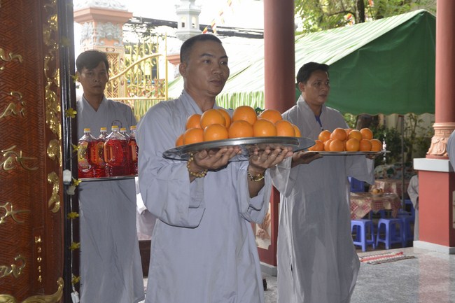 The Founder 's death anniversary at Quang Duc Pagoda and freeing creatures in Can Tho Province