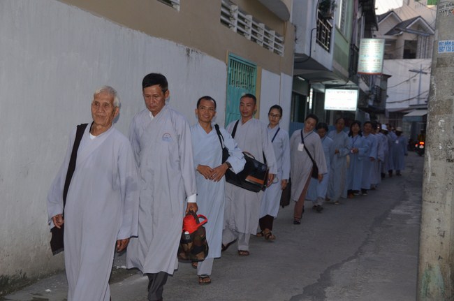 The Founder 's death anniversary at Quang Duc Pagoda and freeing creatures in Can Tho Province