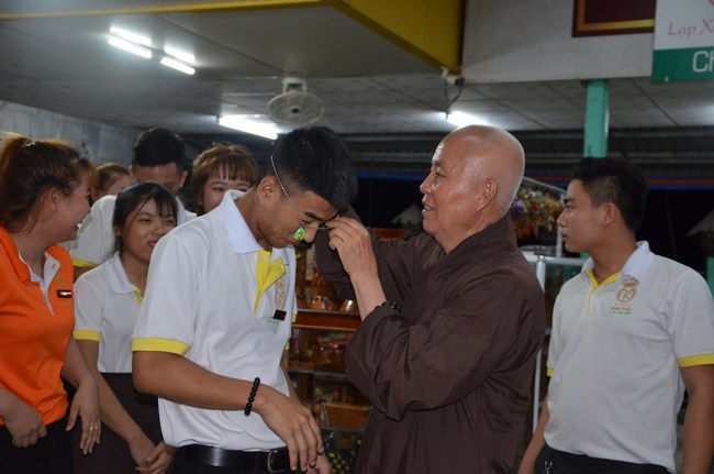 The Founder 's death anniversary at Quang Duc Pagoda and freeing creatures in Can Tho Province