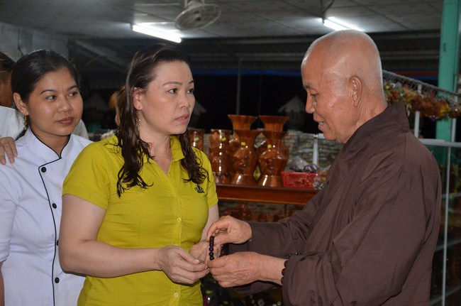 The Founder 's death anniversary at Quang Duc Pagoda and freeing creatures in Can Tho Province