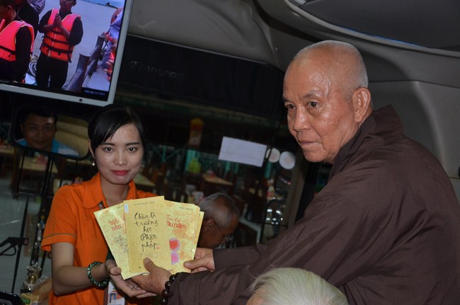The Founder 's death anniversary at Quang Duc Pagoda and freeing creatures in Can Tho Province